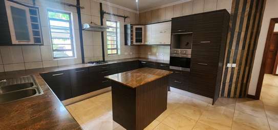 4 Bed Townhouse with En Suite in Westlands Area image 30