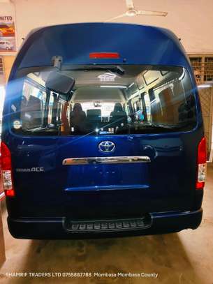 Toyota Hiace 9l Automatic Diesel 2017 image 7