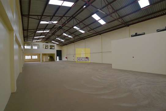 6000 ft² warehouse for rent in Industrial Area image 4