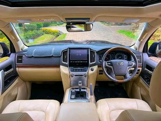 2016 LAND CRUISER V8 Sahara image 9