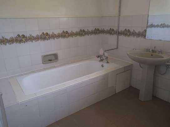 4 Bed House with En Suite in Lake View image 23