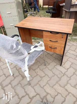 Office table with work chair image 1