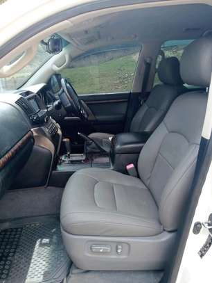 Land Cruiser V8 image 4