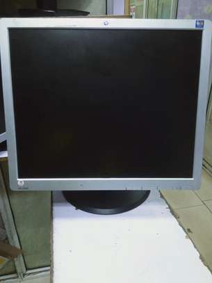 Hp LED 19 inches monitor screen image 1