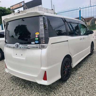 Toyota Voxy white Si 2017 image 7