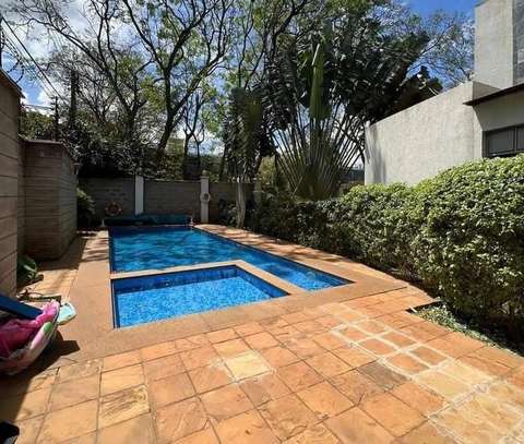 5 Bed House with En Suite in Lavington image 3