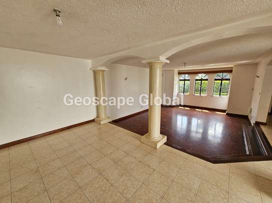 5 Bed Townhouse with En Suite in Spring Valley image 7