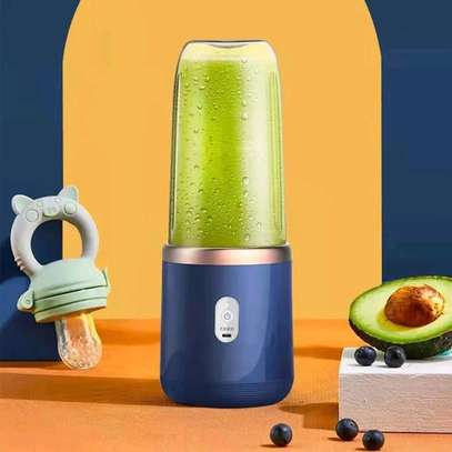 Rechargeable Portable Juicer with a juice Cup image 5