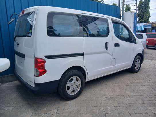 Nissan NV200 white image 3