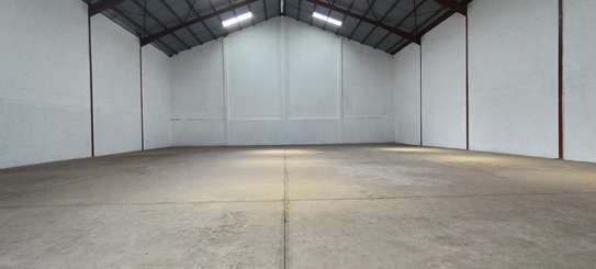 10,000 ft² Warehouse with Parking in Industrial Area image 3