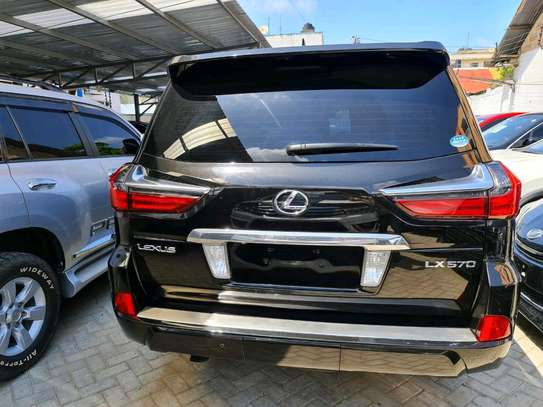 Lexus lx570 black image 4