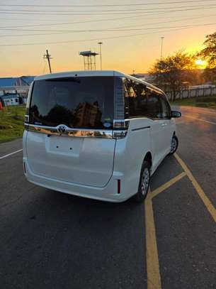 Toyota noah new image 6