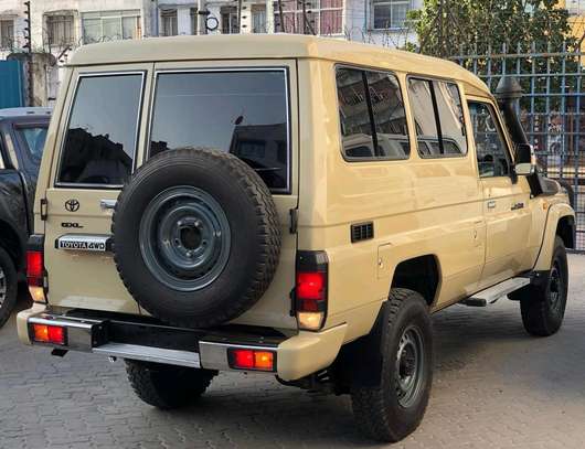 Toyota Land Rover image 8