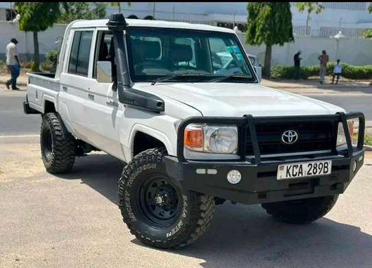 Toyota land Cruiser V8 Hard top Pick up 2014 image 3