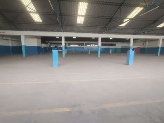 30,000 ft² Warehouse with Parking in Industrial Area image 1