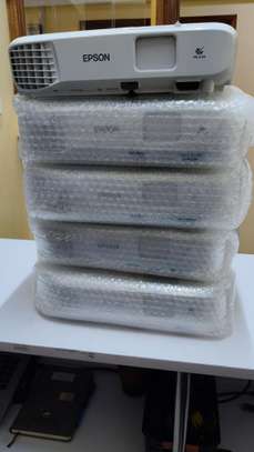 EPSON CB XO5 PROJECTOR, 3300 LUMENS image 2