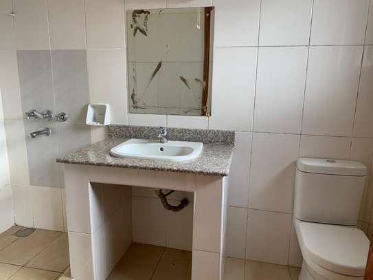 3 bedroom apartment all ensuite with Dsq available image 12