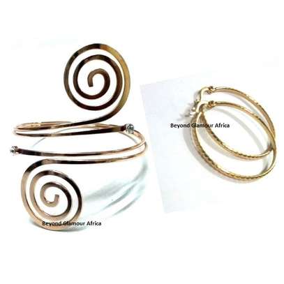 Womens Golden armlet with earrings image 1