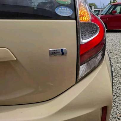 Toyota Aqua hybrid Cream 2018 2wd image 12