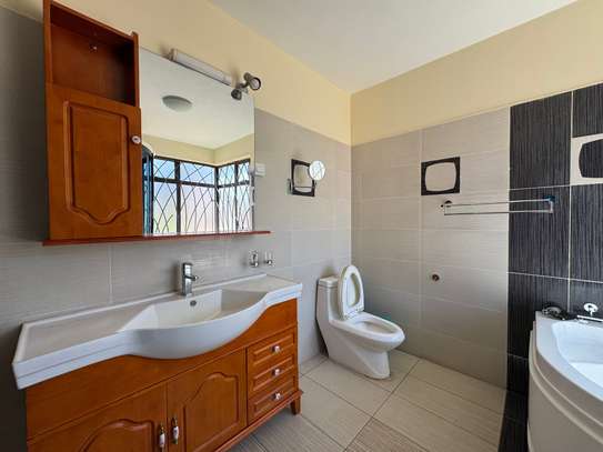 Serviced 3 Bed Apartment with En Suite in Kilimani image 11