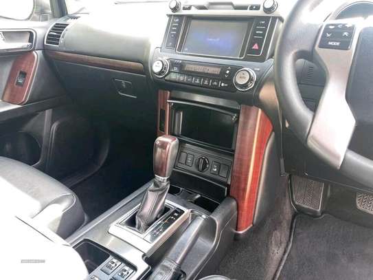 2015 Toyota Land Cruiser image 2