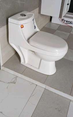 One piece toilet image 1