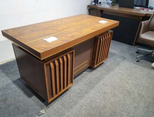 Executive Desks : 1.4 Meters Modern Executive Office Desk image 3