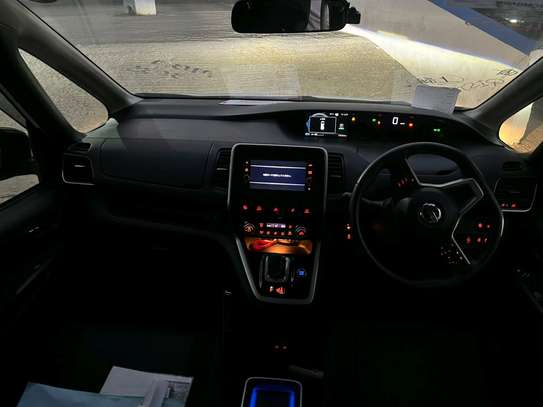 Nissan Serena epower white 2019 image 8