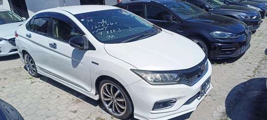 Honda Grace hybrid white 2018 Fully loaded image 1