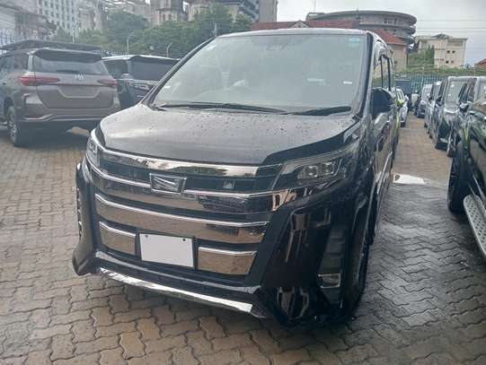 Toyota Noah image 5