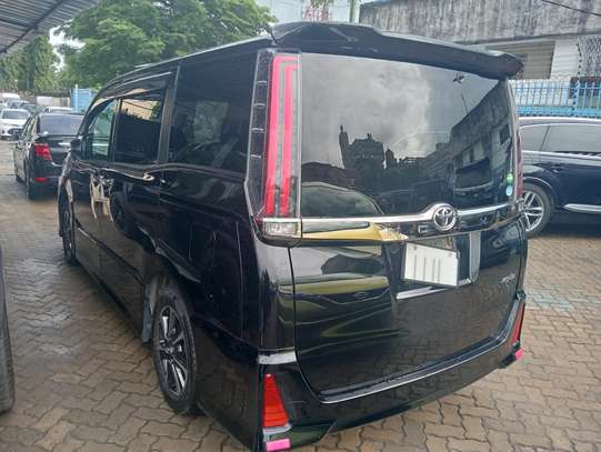 Toyota Noah image 7