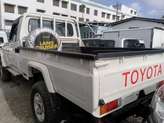 Toyota land cruiser v8 image 2