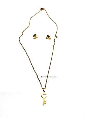 Womens Gold Tone Key pendant and earrings image 3