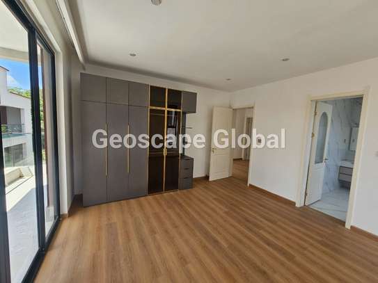 5 Bed Townhouse with En Suite in Lavington image 4