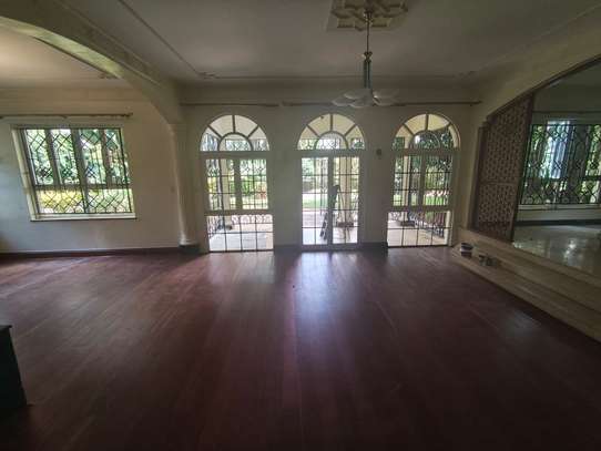 4 Bed House with Garden in Hill View image 13