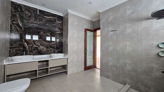 4 Bed House with En Suite in Kiambu Road image 8