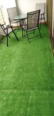 A deep verdant balcony in artificial grass carpet image 2