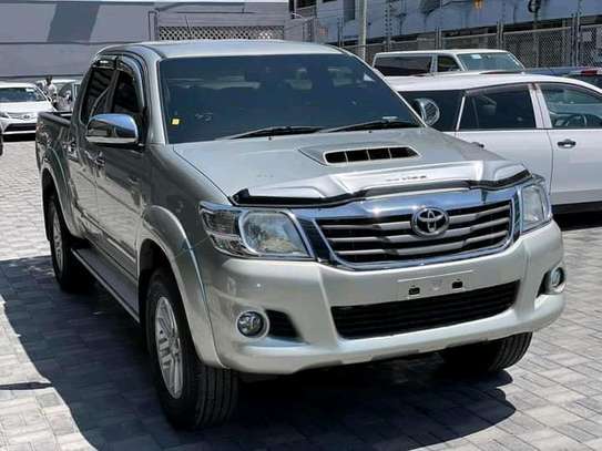TOYOTA HILUX DOUBLE CABIN 2015 MODEL. image 2