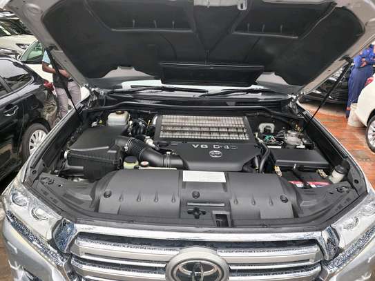 Toyota Land cruiser V8 image 3