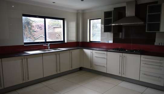Beautiful 3 Bedrooms' Apartments In Brookside image 3