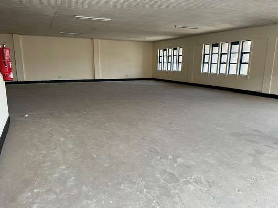 2,030 ft² Warehouse with Parking in Industrial Area image 2
