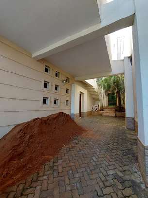 5 Bed House with En Suite in Kyuna image 4