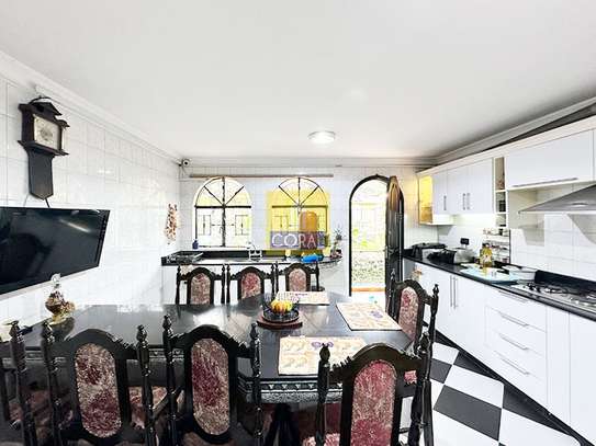 5 Bed Villa in Riverside image 36