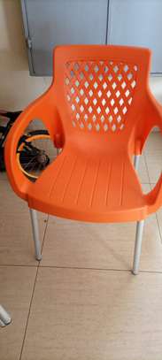 Plastic chair with metallic tubing legs. image 5