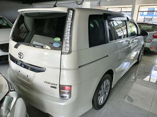 Toyota Isis platana pearl white image 4