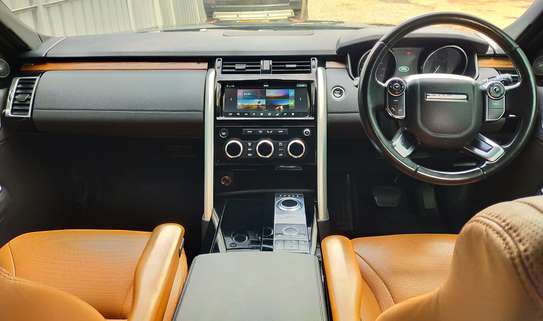 Land Rover Discovery 5 image 9