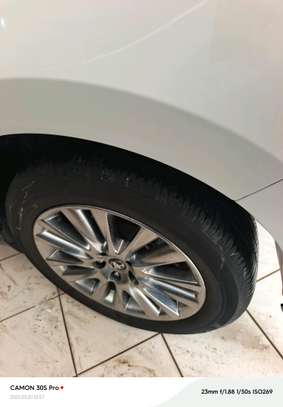 Toyota Harrier hybrid sunroof image 10