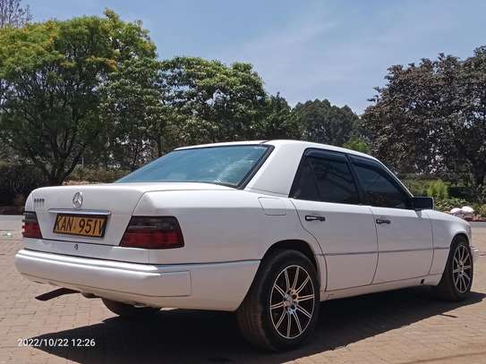 Mercedes Benz 200E image 3