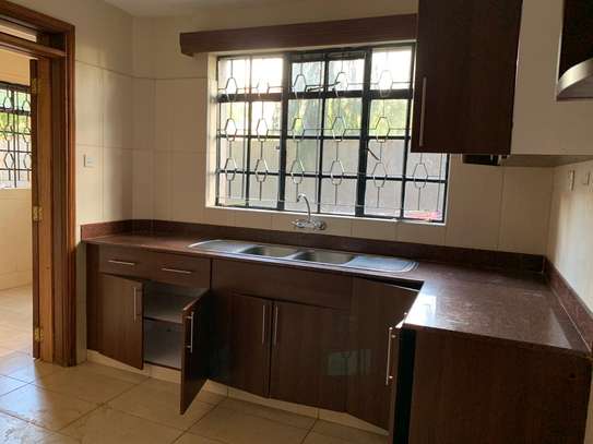 3 bedroom apartment all ensuite with Dsq available image 5