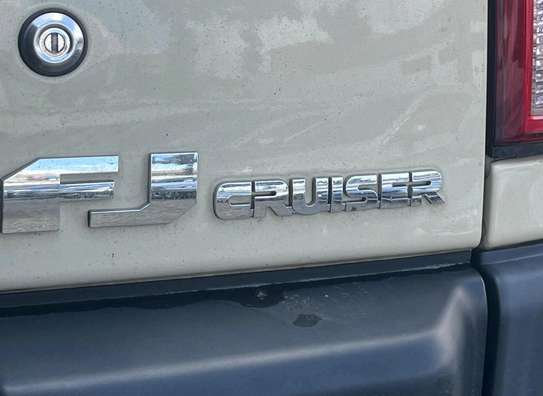 Make Toyota FJ Cruiser Beige color 2018 model. image 4